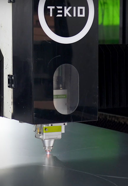 Spawający mężczyzna