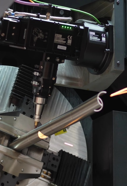 Spawający mężczyzna