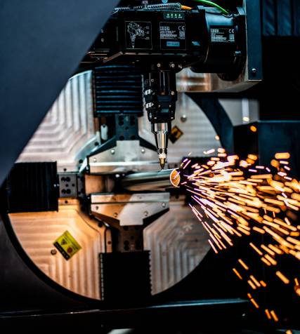 Spawający mężczyzna