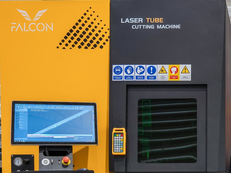 fotografia przedstawiająca wycinarki z oznaczonymi systemami bezpieczeństwa