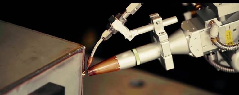 robot spawalniczy podczas pracy