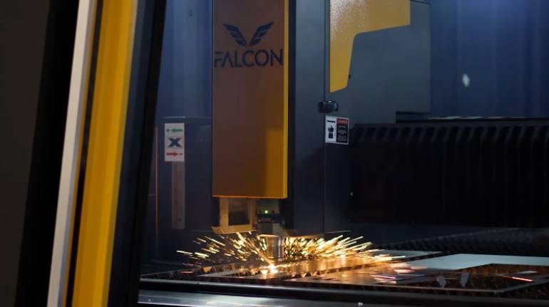 Wycinarka laserowa podczas pracy