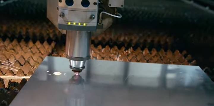 Wycinarka laserowa podczas cięcia blachy