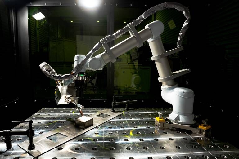 cobot podczas spawania