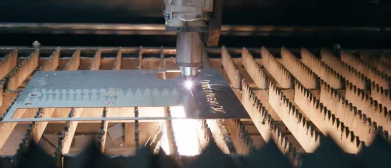 Wycinarka laserowa podczas cięcia blachy