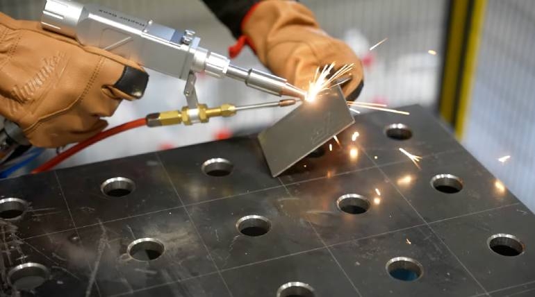 spawacz laserowy podczas pracy