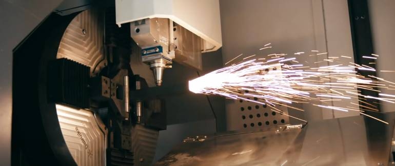 głowica laserowa podczas cięcia